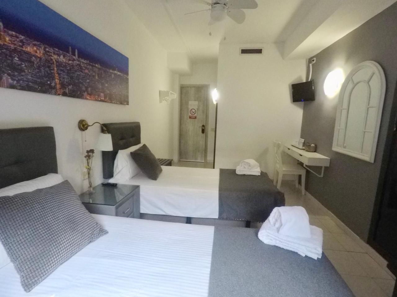 Hostal Lleida Barcelona Bagian luar foto
