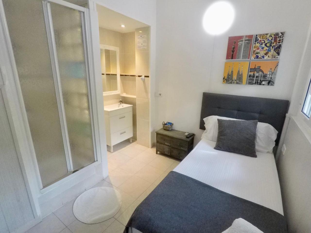Hostal Lleida Barcelona Bagian luar foto