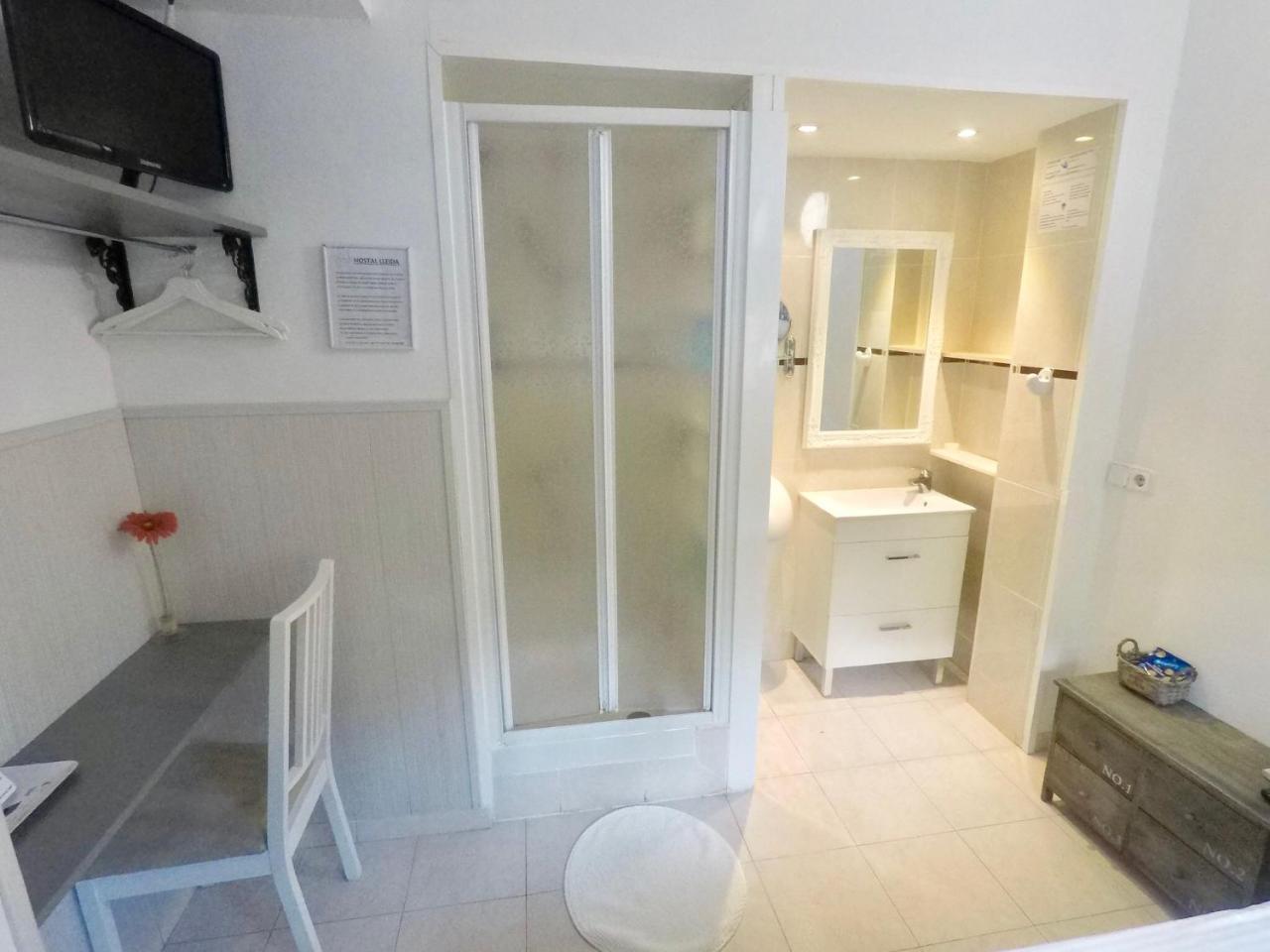 Hostal Lleida Barcelona Bagian luar foto