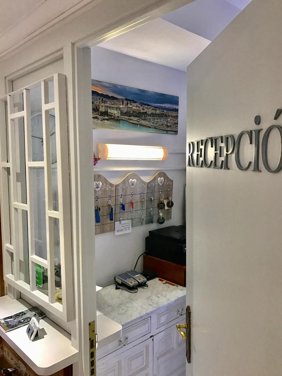 Hostal Lleida Barcelona Bagian luar foto