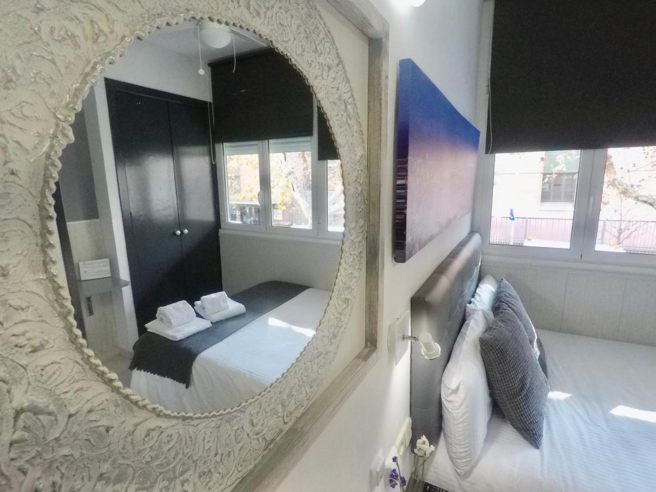 Hostal Lleida Barcelona Bagian luar foto