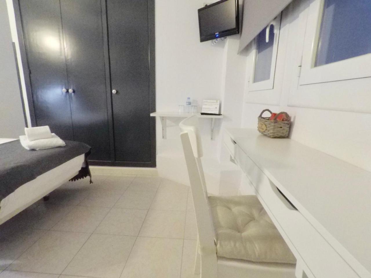 Hostal Lleida Barcelona Bagian luar foto