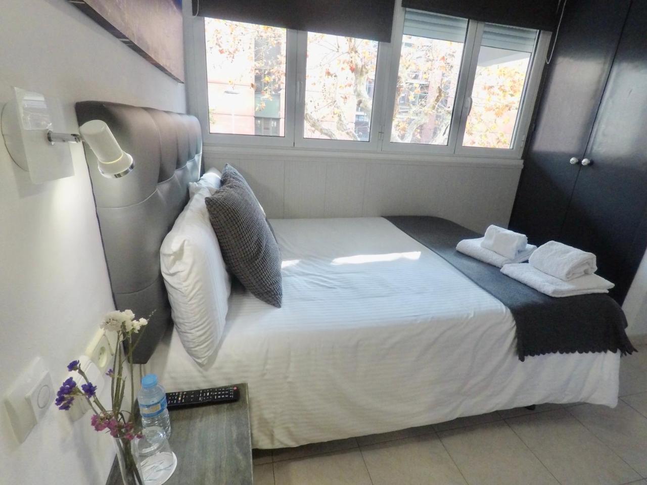 Hostal Lleida Barcelona Bagian luar foto